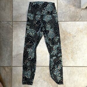 Lululemon black detail leggings 4